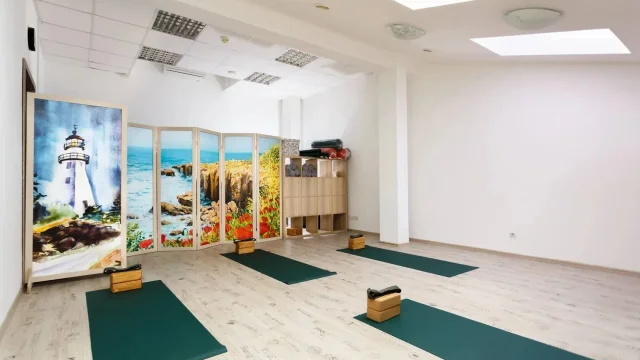 Студия йоги Sadhana