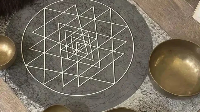 Студия йоги Собака мордой вниз